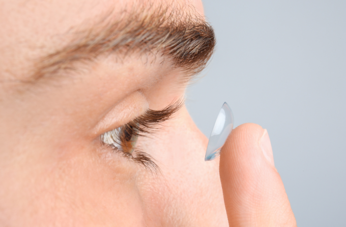 Czym są osady na soczewkach i czy szkodzą oczom? 