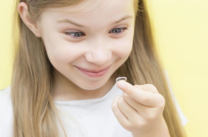 Dziewczynka patrzy na soczewkę.