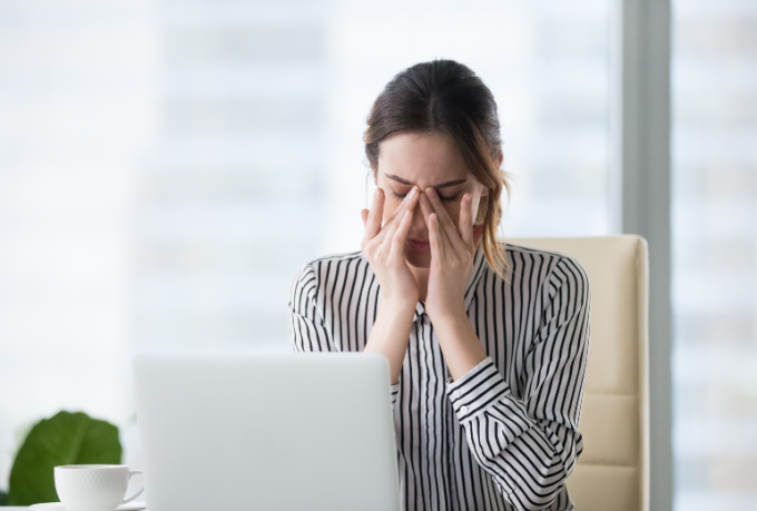 Kobieta. B&oacute;l oczu.