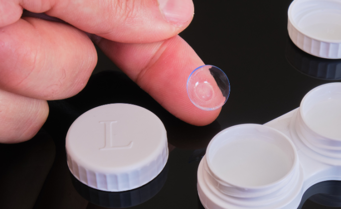 Uszkodzone soczewki kontaktowe