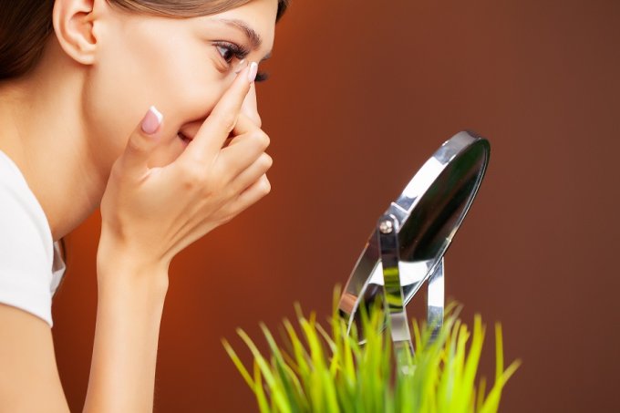 zdejmowanie soczewek kontaktowych